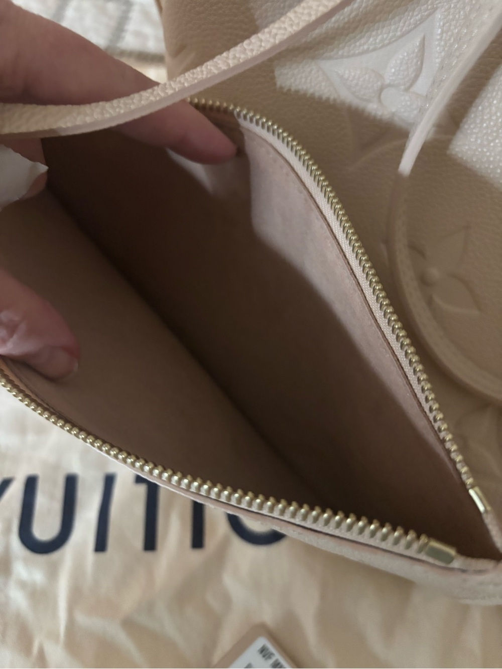 Louis Vuitton Sand Monogram Empreinte neverfull Tote with Pouch- like new - Picture 5 of 11